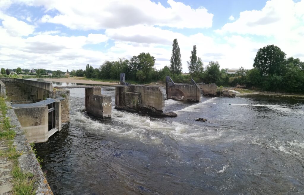 Barrage de Descartes avec les pertuis ouvert